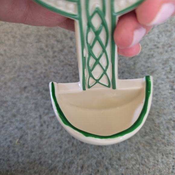 Glazed Ceramic Holy Water Font with ‘Kelly green’ painted accents. Wall Hung. - Picture 7 of 9